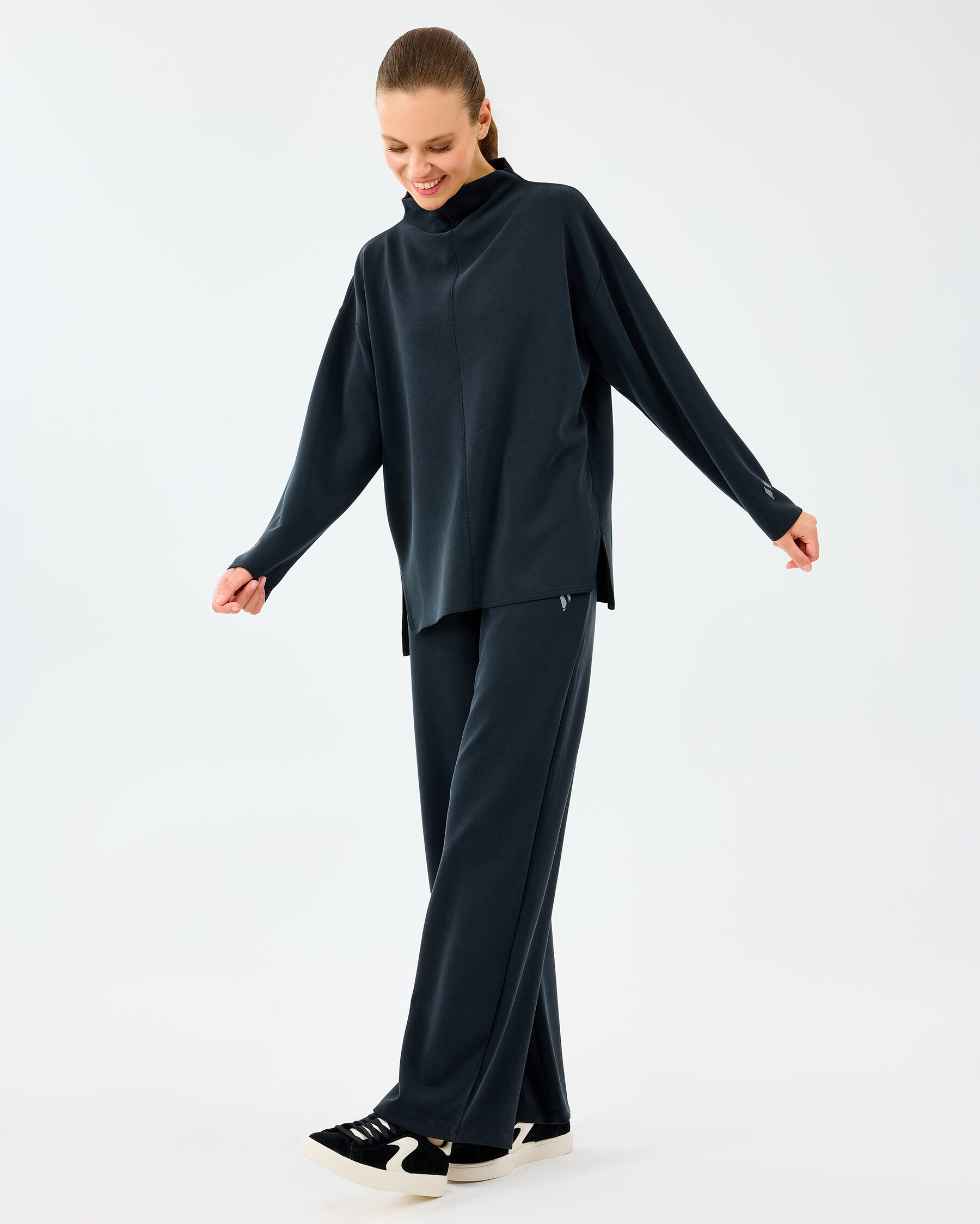 Resim W Softlux Turtleneck Asymmetric Sweatshirt